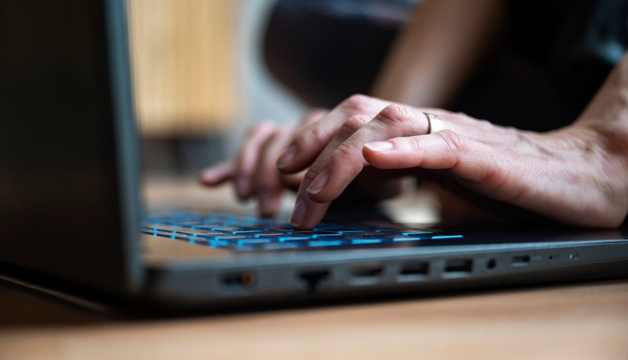 blog writing laptop
